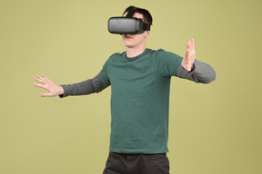 Mann im virtual-reality-headset berührt imaginäre wände