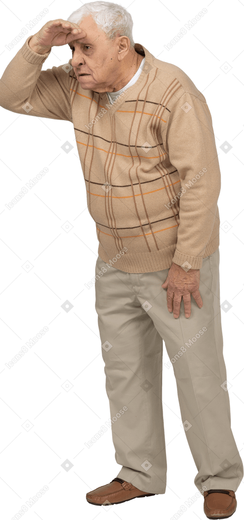 Vue de face d'un vieil homme en vêtements décontractés à la recherche de quelqu'un