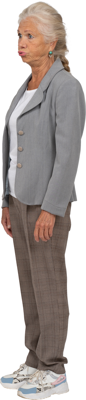 Vista lateral de una anciana en traje haciendo muecas