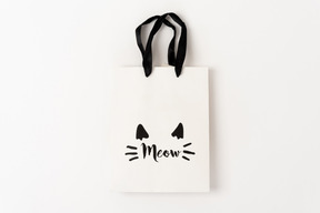 Adorable petit sac cadeau en papier avec des mains noires