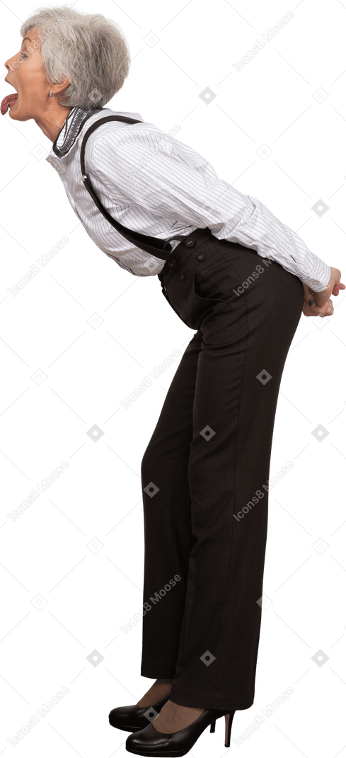 Vista lateral de una anciana loca en ropa de oficina inclinado hacia adelante