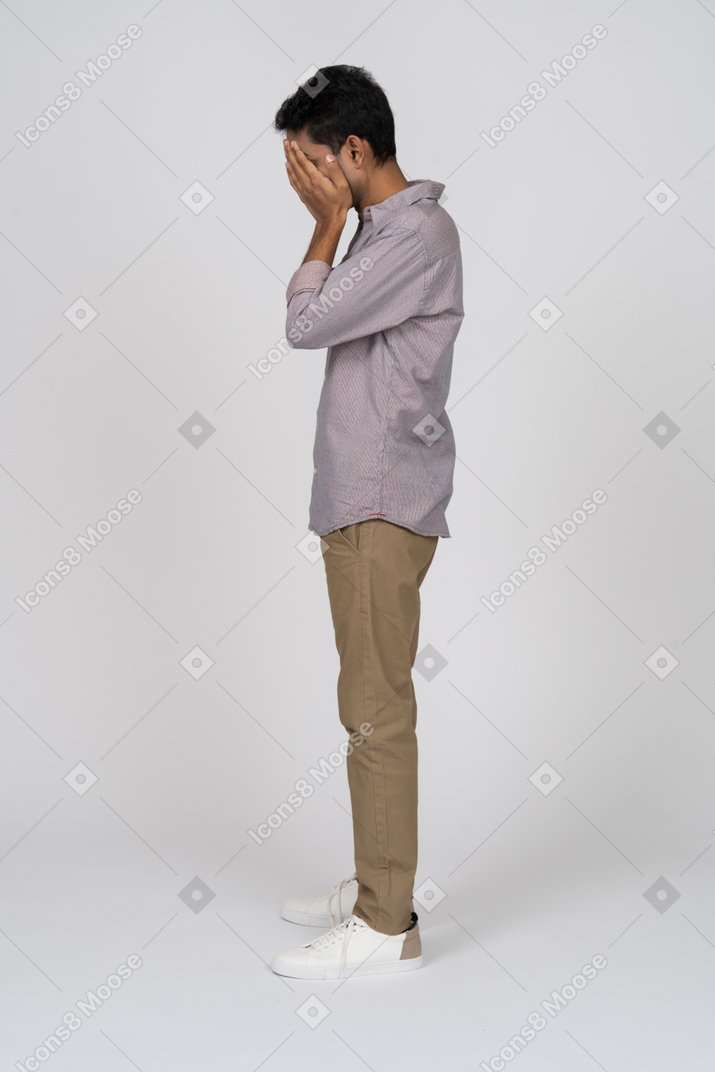 Uomo in abiti casual in piedi