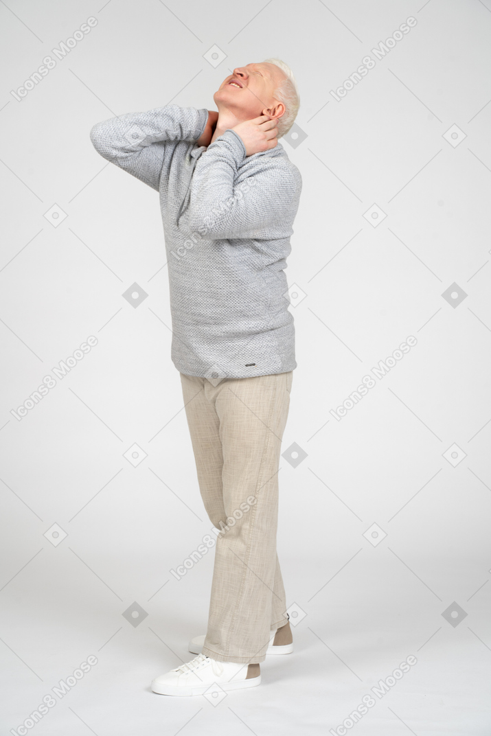 Mann mittleren alters, der unter nackenschmerzen leidet und seine hände im nacken hält
