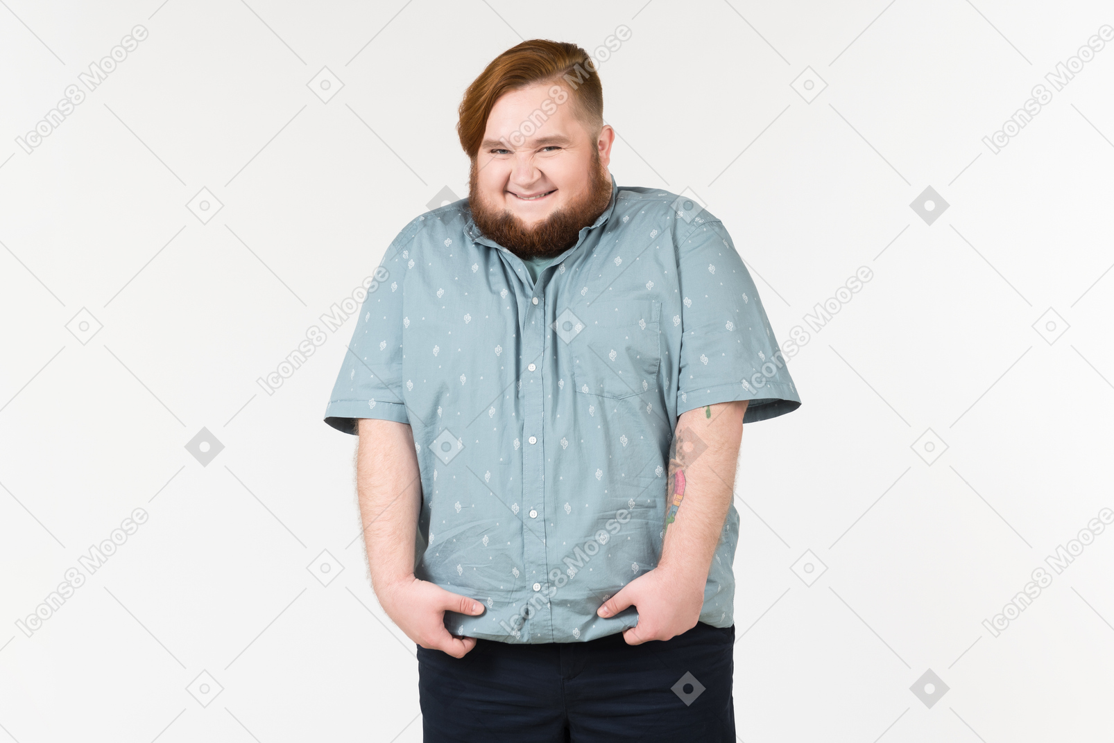 Um homem gordo sorrindo timidamente