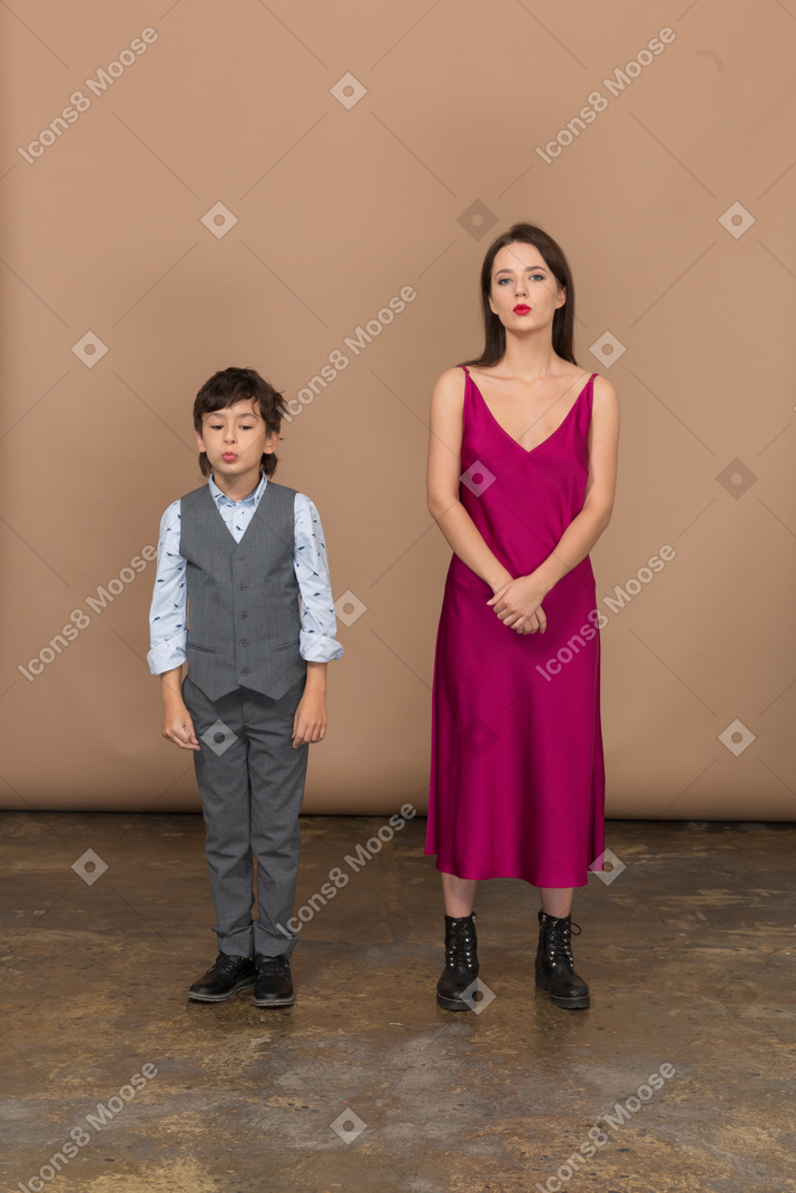 年轻的女孩和一个男孩站在一起