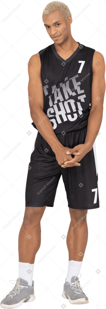 一个害羞的年轻男篮球运动员手牵手的前视图