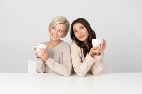 Mujeres jóvenes tomando café