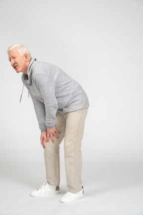 Мужчина средних лет страдает от болей в коленях