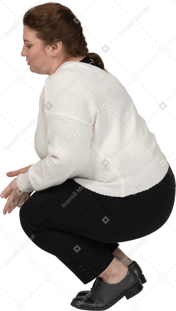 Vista laterale di una donna grassoccia in abiti casual accovacciata