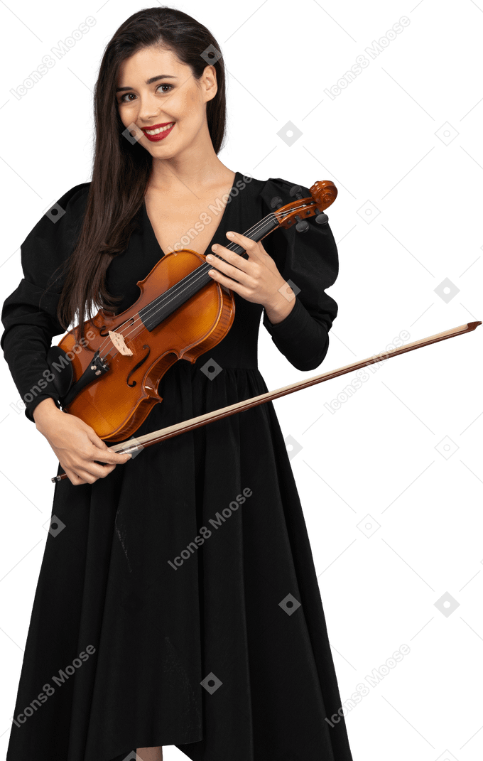 一个性格开朗的年轻女士，穿着黑色连衣裙拿着小提琴的特写镜头