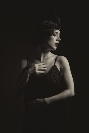 Sensuelle jeune femme dans le noir