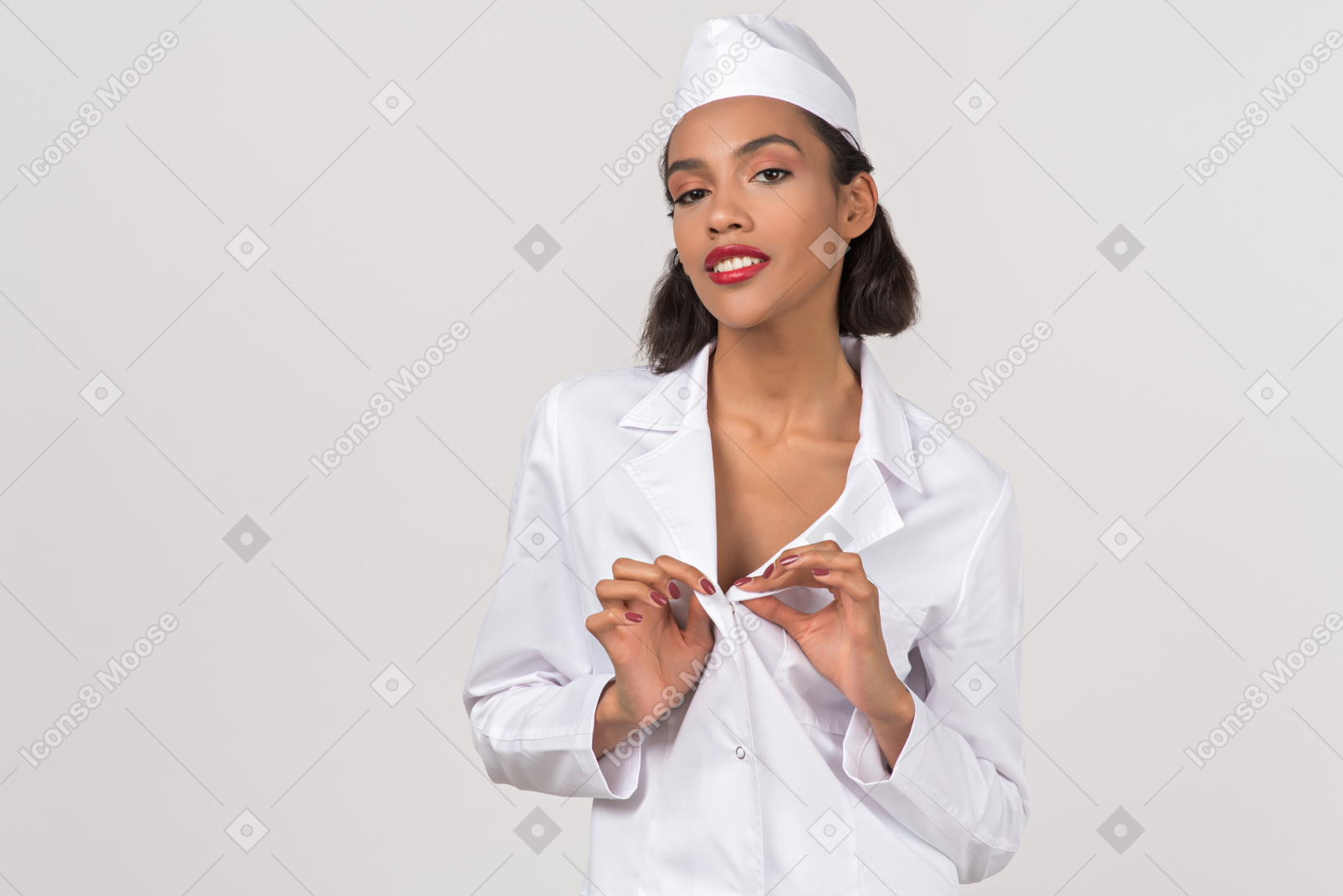 Attraente dottoressa disfare pulsante del suo cappotto