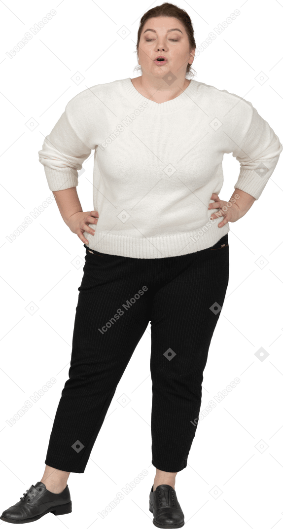 Vista frontal de una mujer de talla grande en ropa casual