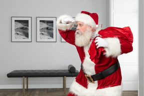 Papai noel rastejando em torno de sua casa