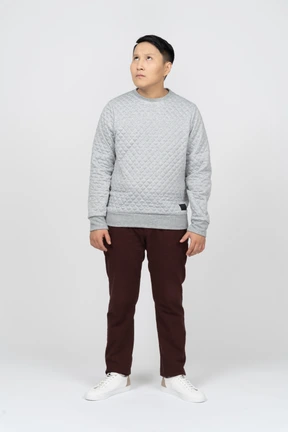 Hombre en ropa casual de pie