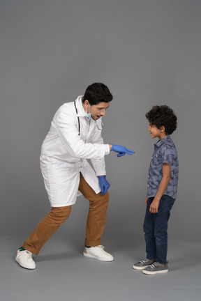 Médico brincando com menino