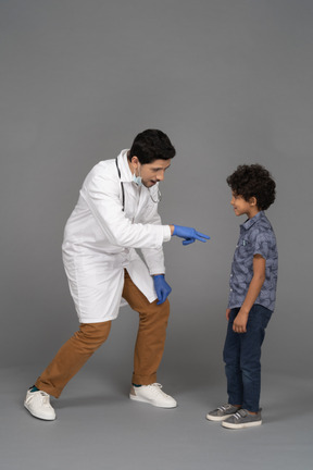 Doctor jugando con niño