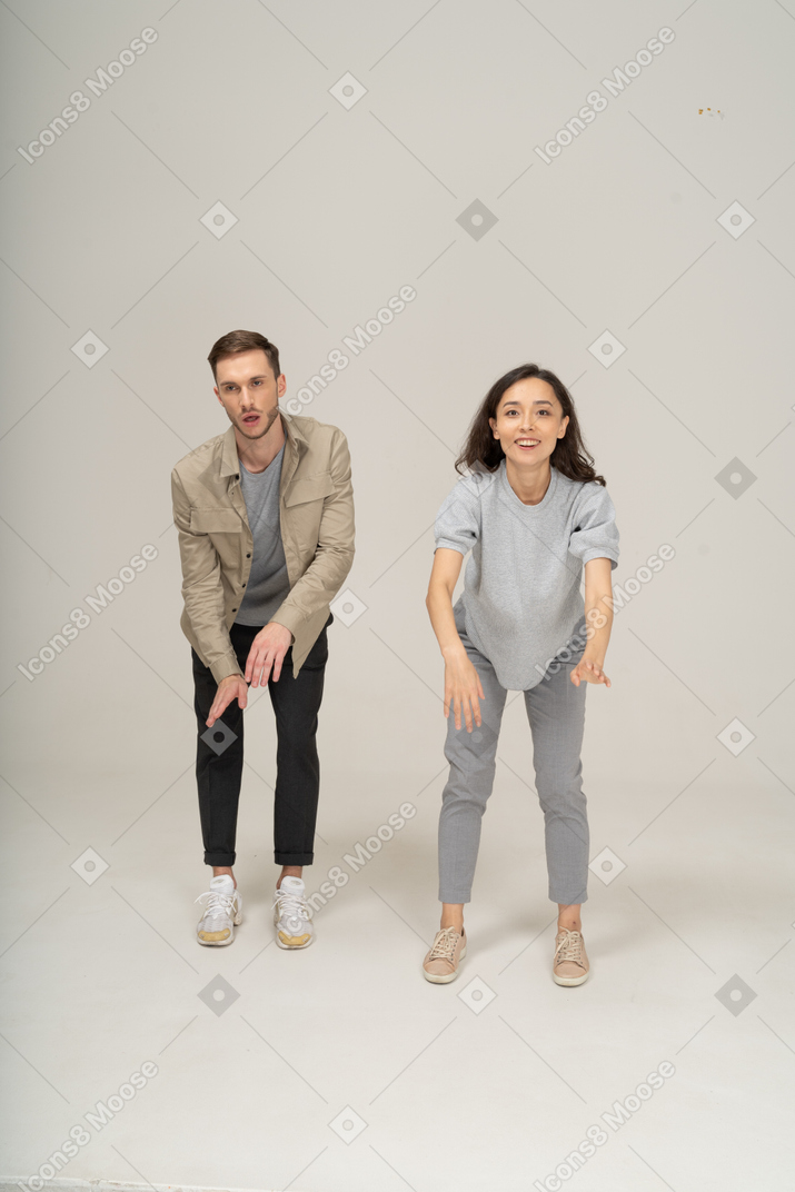 Hombre y mujer bailando uno al lado del otro