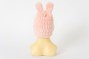 Cappello da coniglio rosa su una testa di manichino