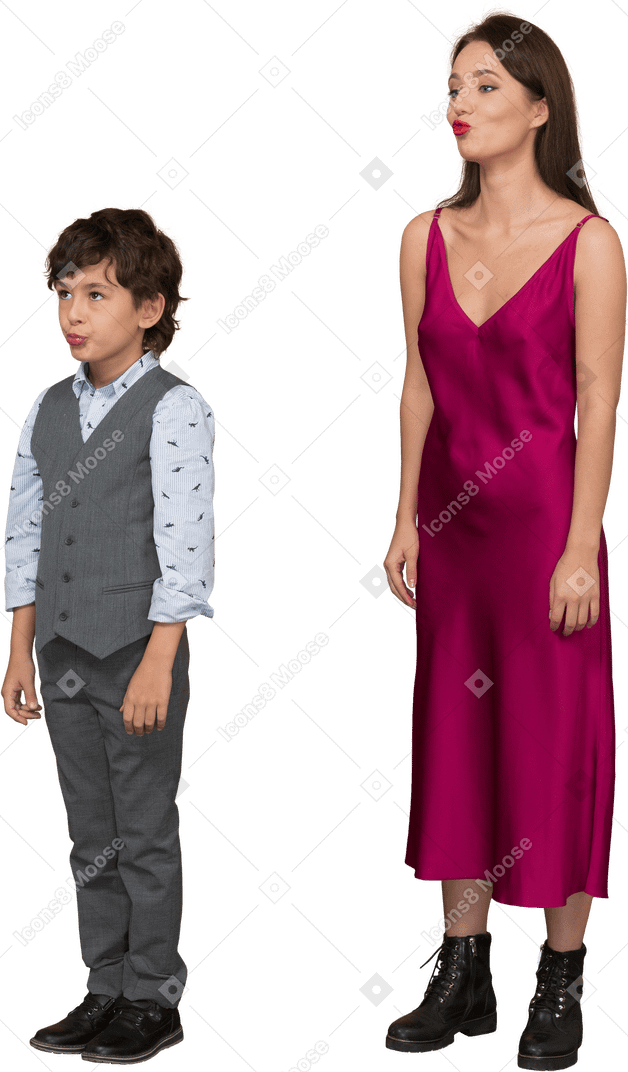 Jeune garçon et femme en robe