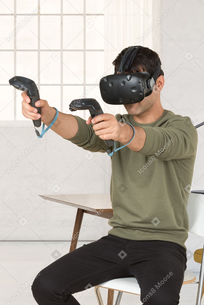 仮想現実のヘルメットで vr ゲームをプレイする男
