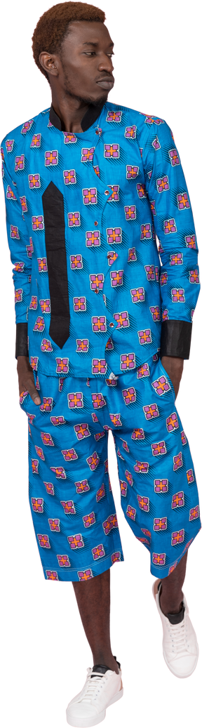 Hombre negro en pijama azul caminando