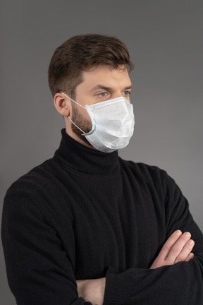 Homme utilisant un masque de protection pendant l'épidémie de covid-19