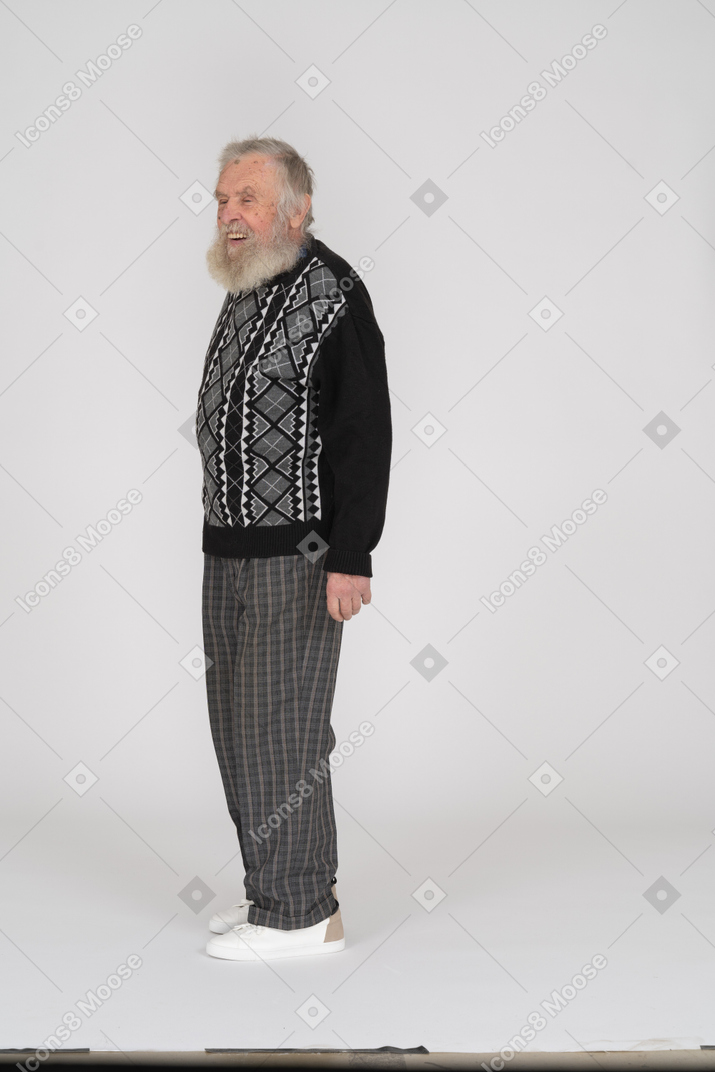 Vista frontale di un uomo anziano in piedi sorridente