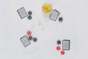 Juegos de cartas de mesa vienen bien con bebidas alcohólicas