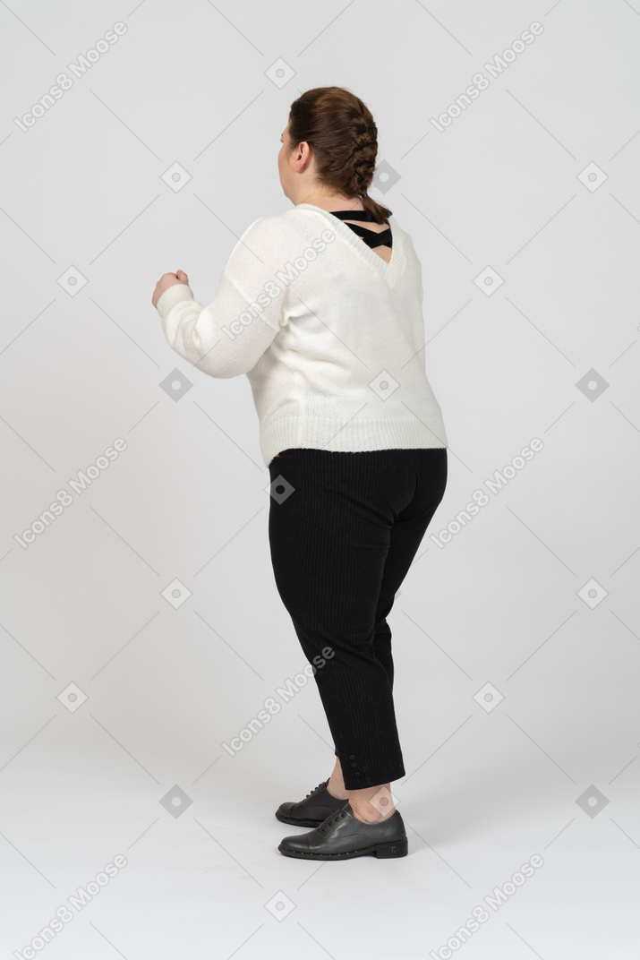 Mulher plus size com suéter branco em pé