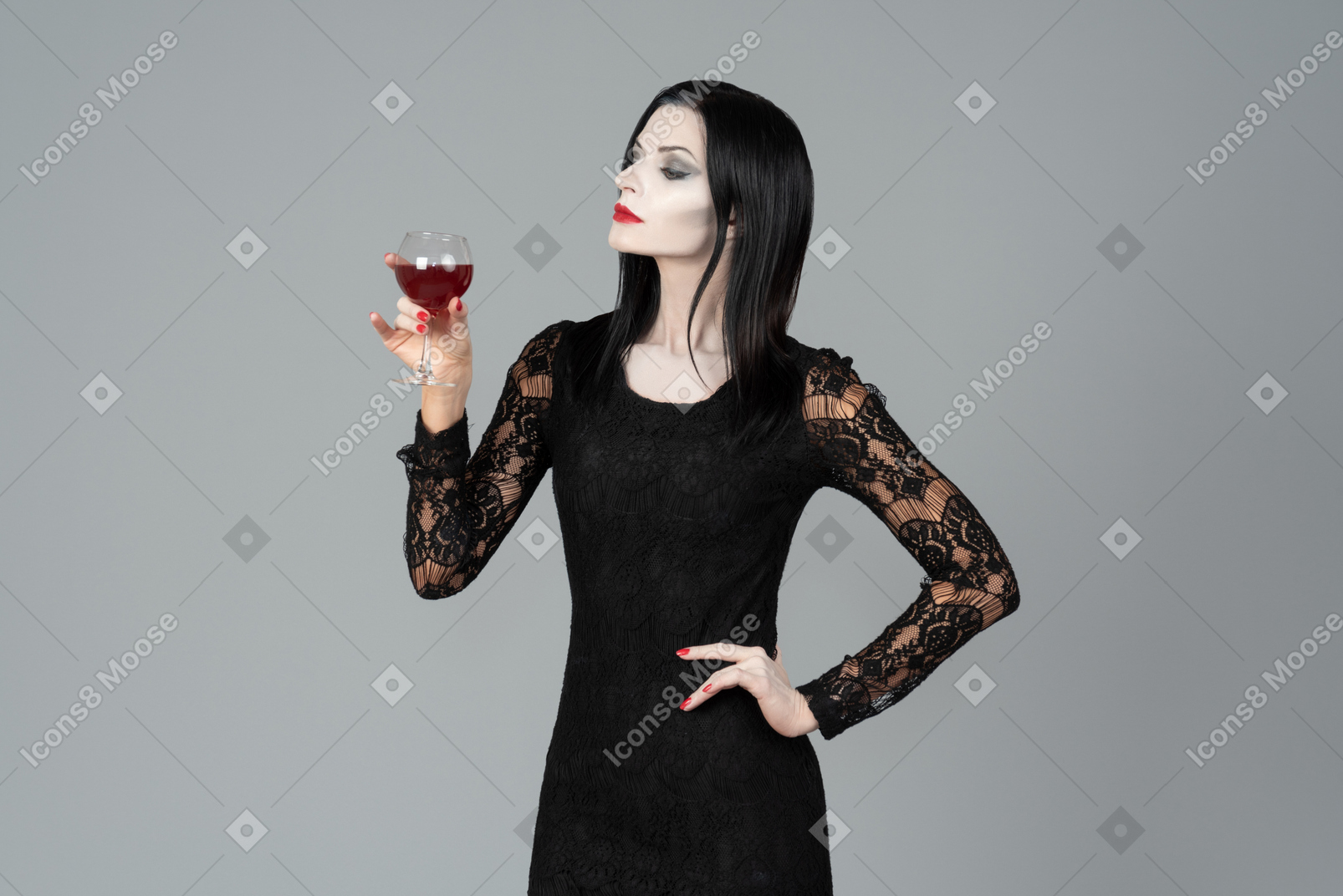 Godendo vino, umore e solo la sera