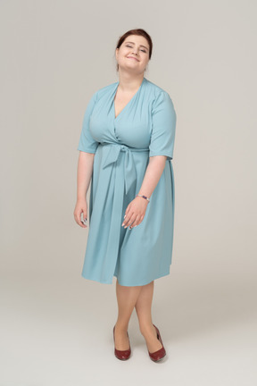 一个穿着蓝色裙子的快乐女人的前视图