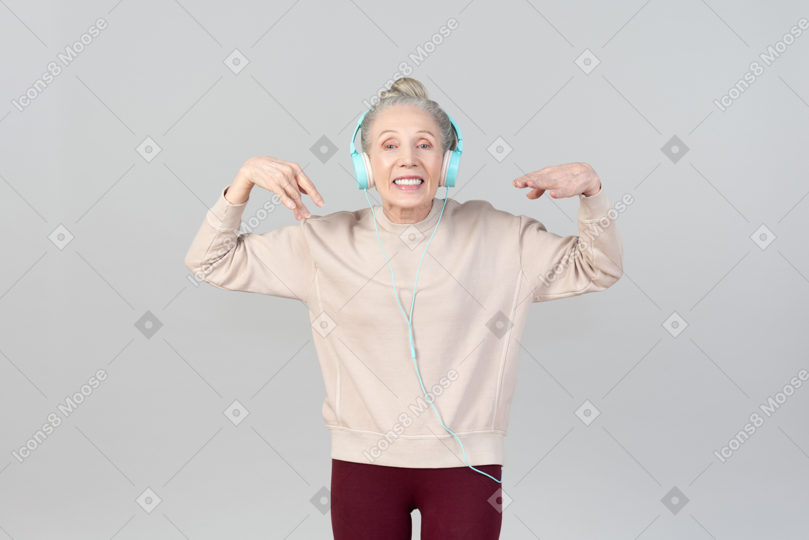 Joyeuse jeune femme au casque dansant sur de la musique