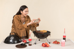 Jeune fille asiatique ayant des problèmes avec barbecue