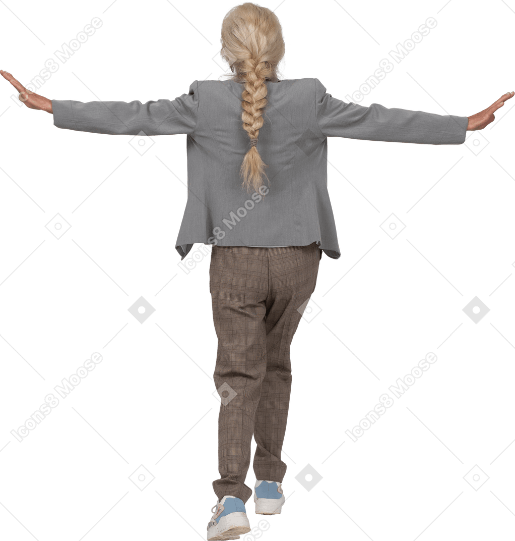 한쪽 다리로 균형을 잡고 팔을 뻗은 양복을 입은 노부인의 뒷모습