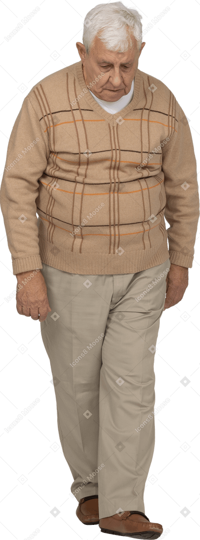 Vue de face d'un vieil homme en vêtements décontractés marchant vers l'avant