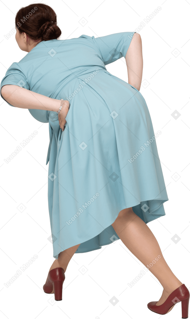 Vista posteriore di una donna in abito blu che si china