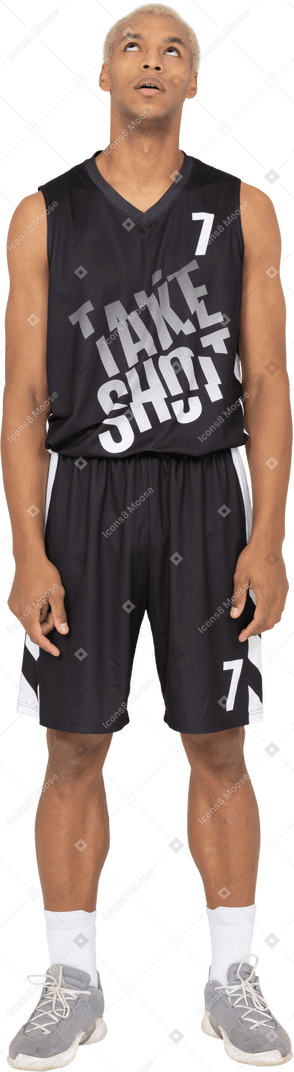 Vista frontal de un joven jugador de baloncesto masculino aburrido mirando hacia arriba