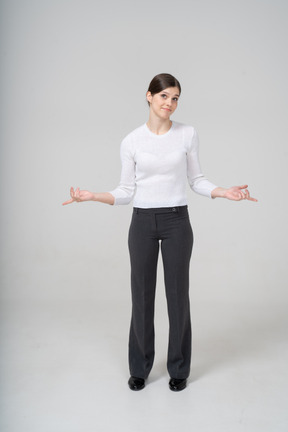 Vista frontal de una mujer feliz en traje gesticulando