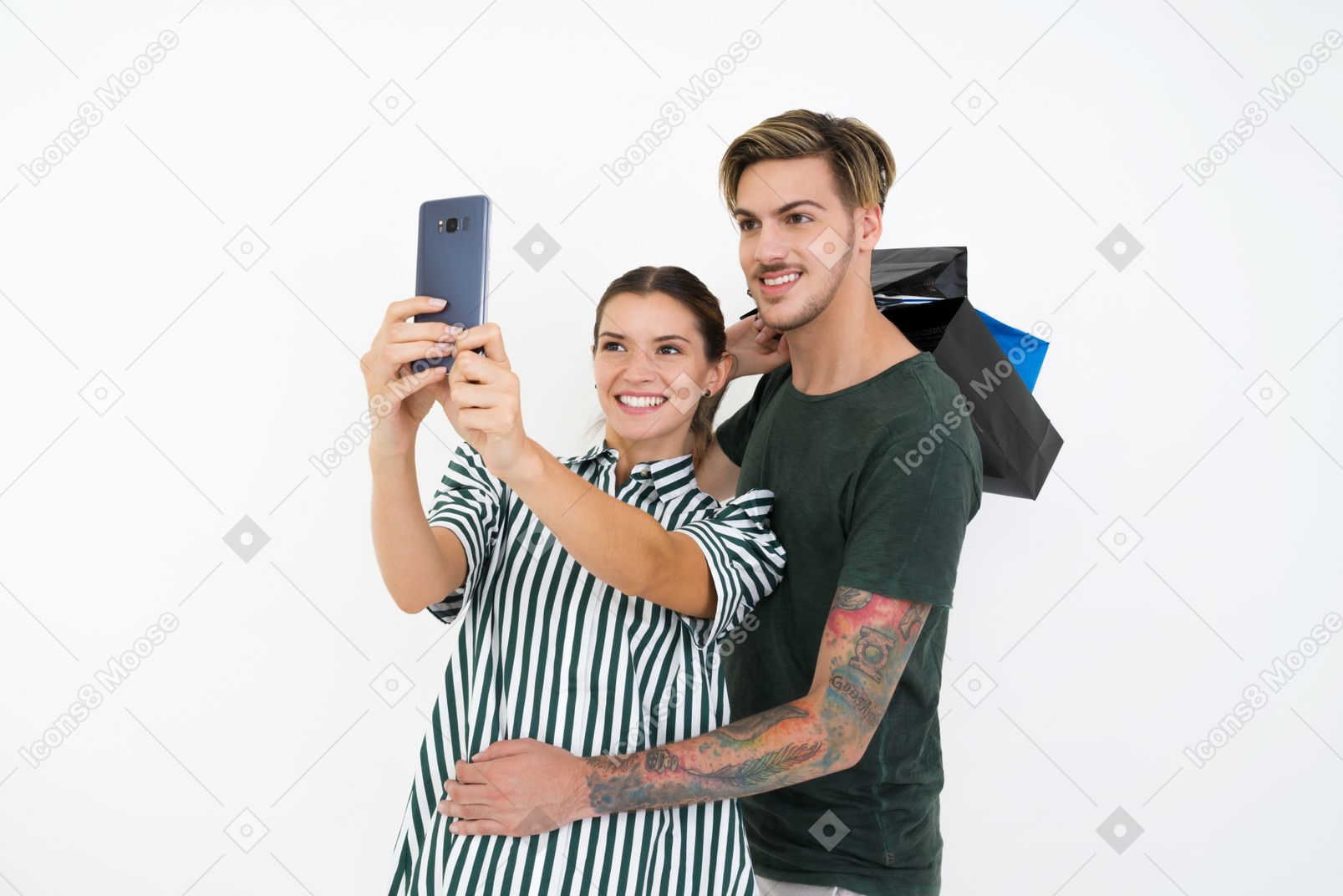 Jeune couple faisant un selfie
