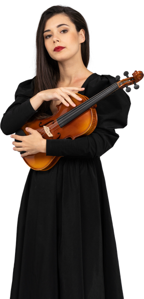 バイオリンを持った黒いドレスを着た若い女性の正面図