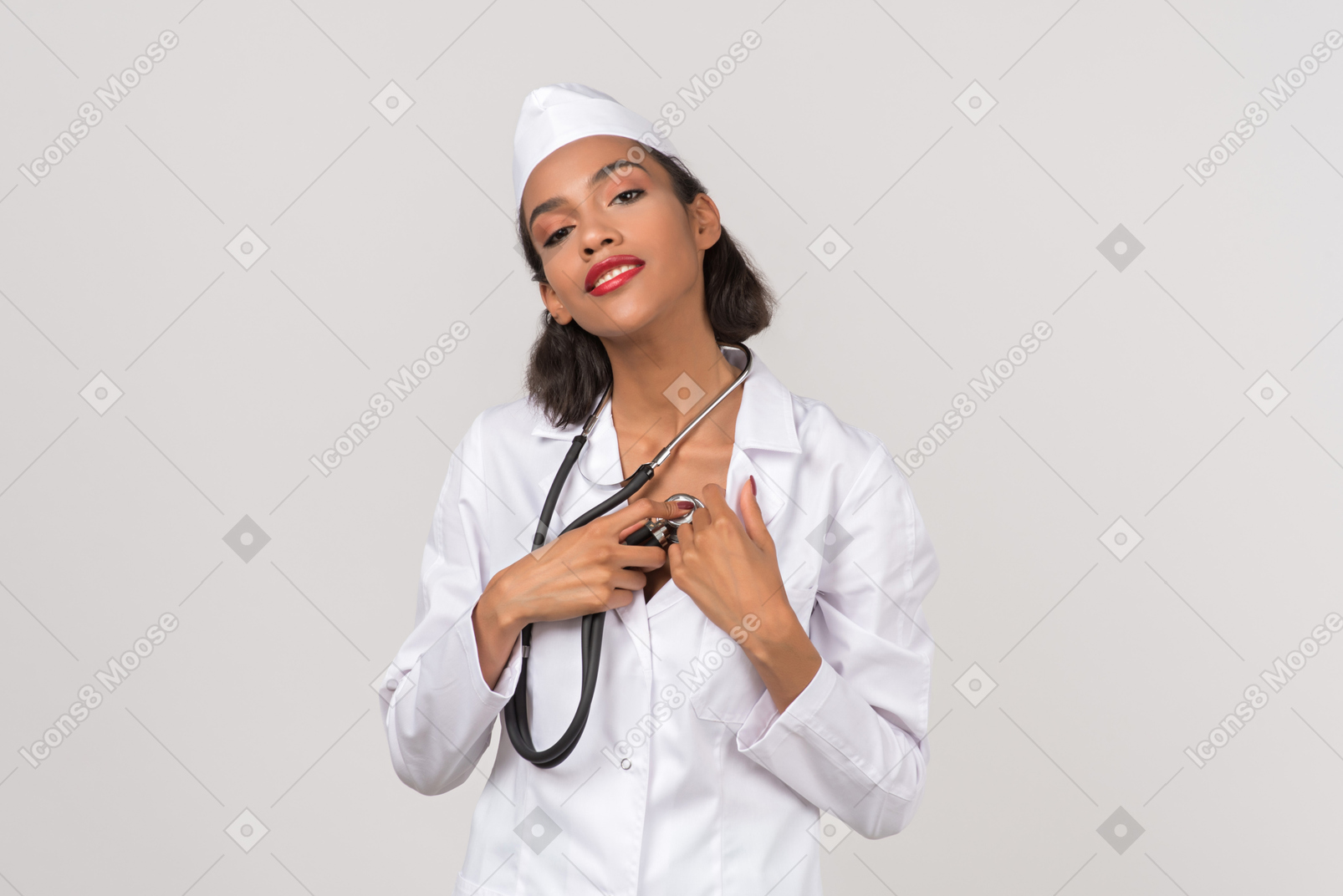 Séduisante femme médecin fait un auto-contrôle avec un stéthoscope