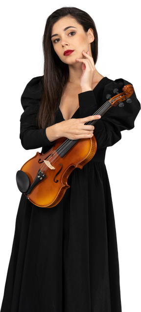 Vista frontal de uma jovem de vestido preto segurando o violino