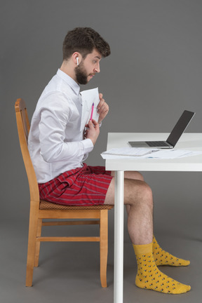 Büroangestellter, der die ergebnisse während eines online-meetings präsentiert