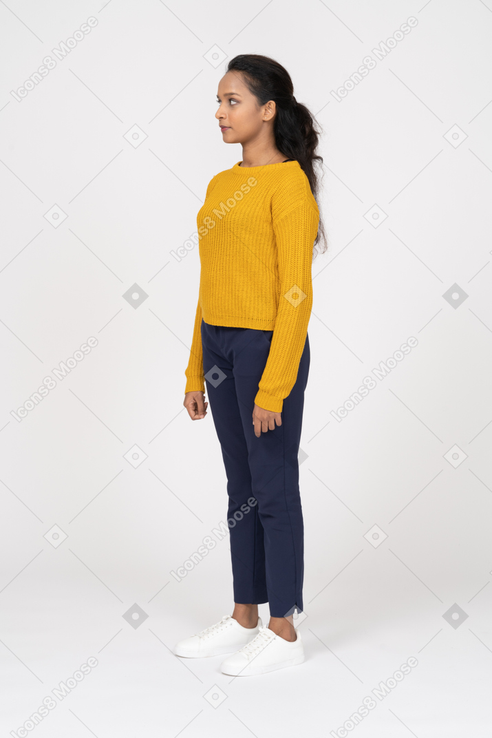 Vista lateral de uma garota de camisa amarela