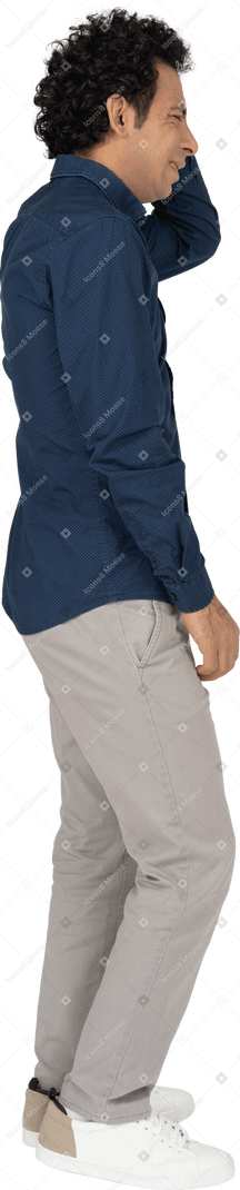 Seitenansicht eines mannes in freizeitkleidung mit kopfschmerzen