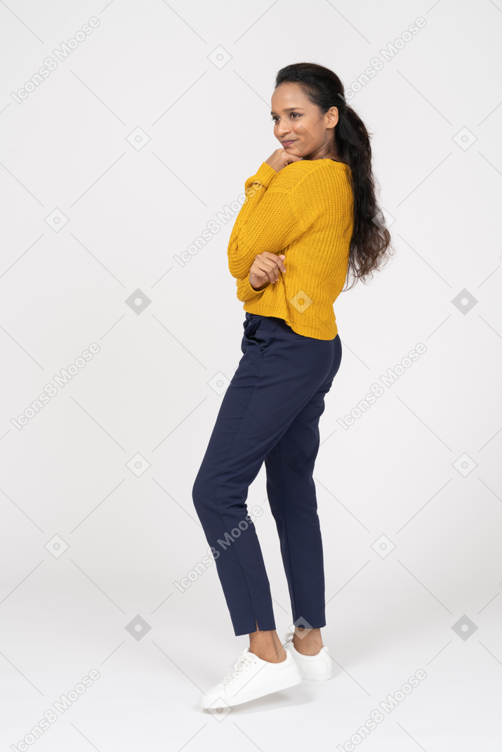 Garota feliz em roupas casuais posando em seu perfil