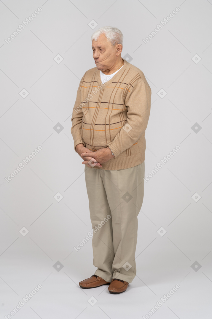 Vista frontale di un vecchio in abiti casual che fanno facce