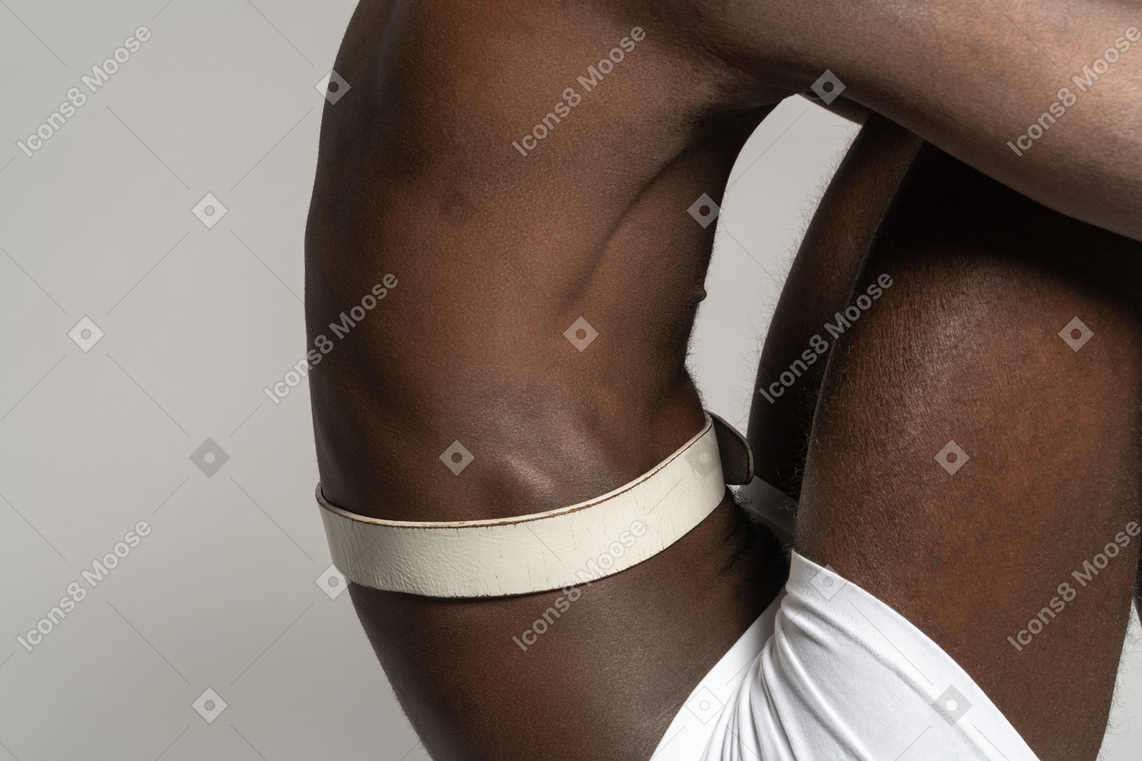 Un uomo legato con una cintura bianca