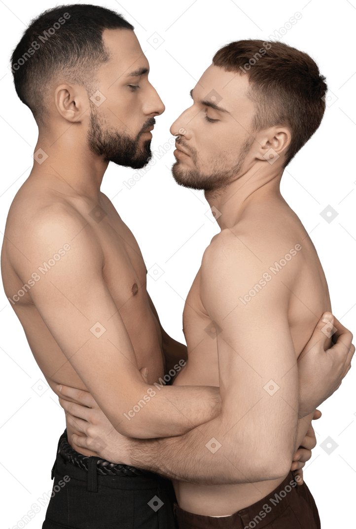 Крупный план двух кавказских мужчин без рубашки, стоящих очень близко и нежно касающихся друг друга